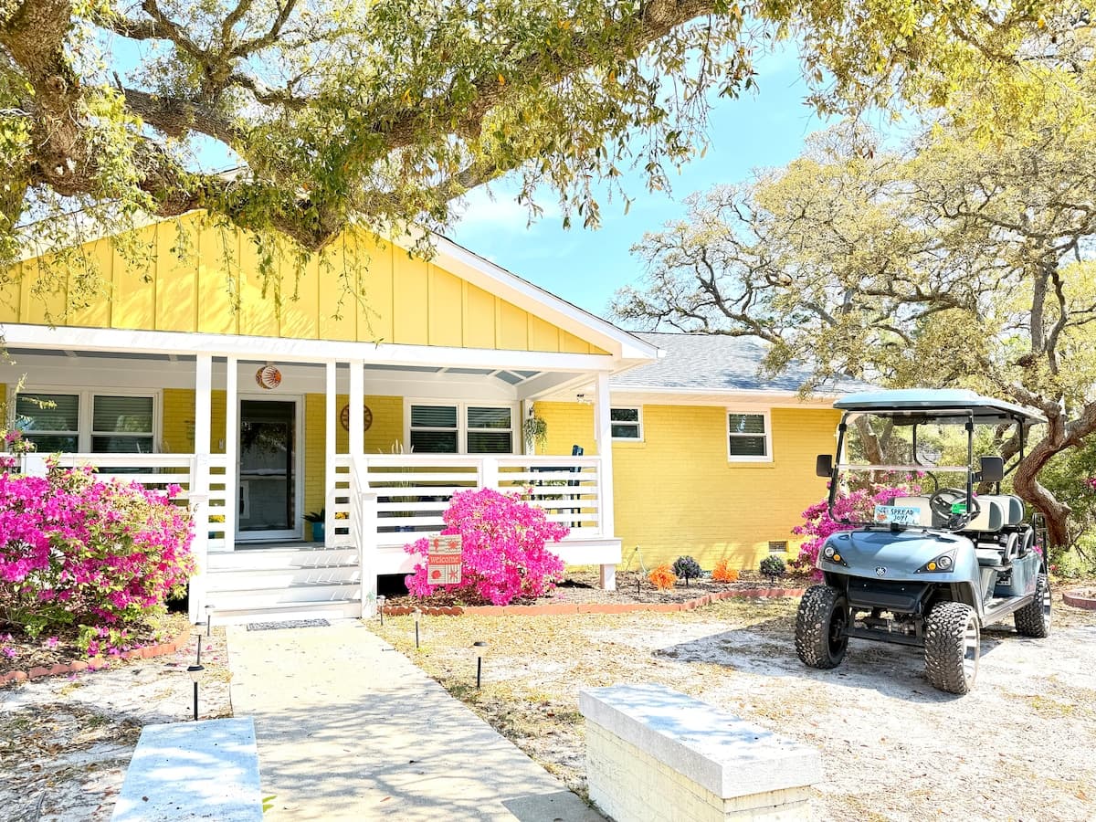 Short Walk to Beach Restaurants Golf Cart Included